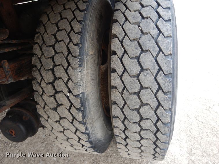 image for item DI7683 1992 International 4900  flatbed truck