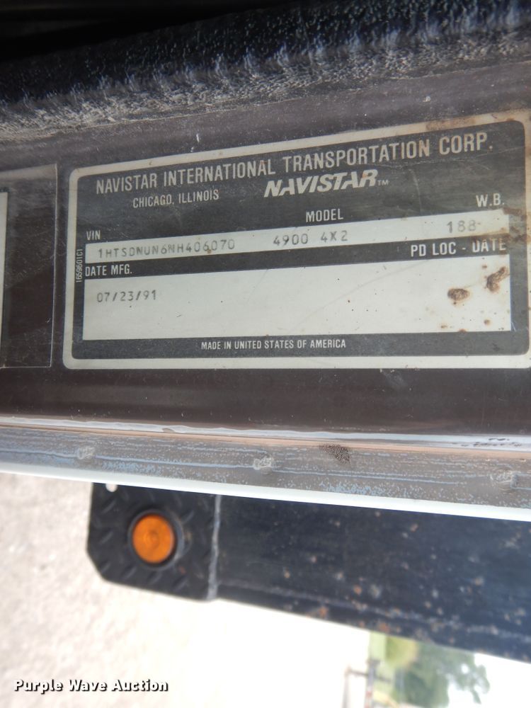 image for item DI7683 1992 International 4900  flatbed truck