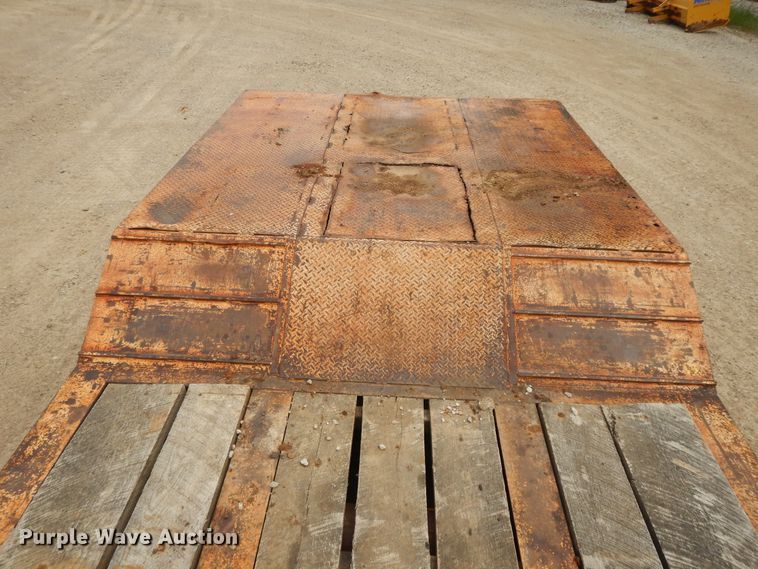 image for item DI7685 1991 Trail King TK70HDG-422 lowboy equipment trailer