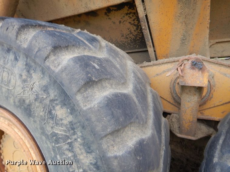 image for item DJ2009 2006 John Deere 400D  haul truck