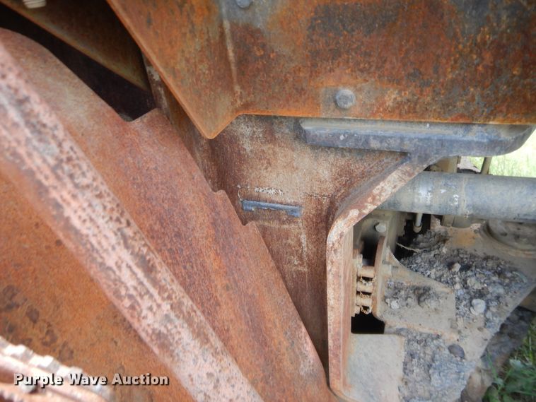 image for item DJ2009 2006 John Deere 400D  haul truck