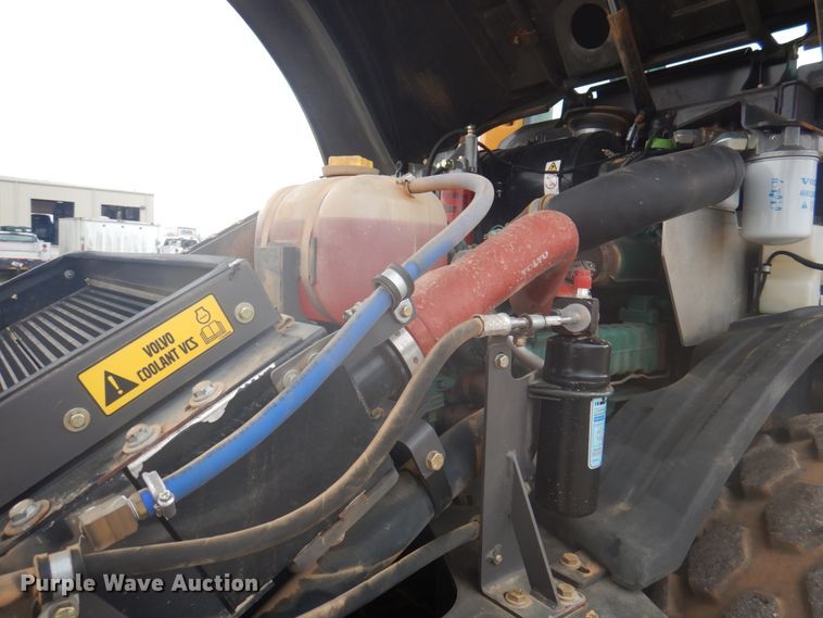 image for item DY9517 2014 Volvo SD115  vibratory single drum roller