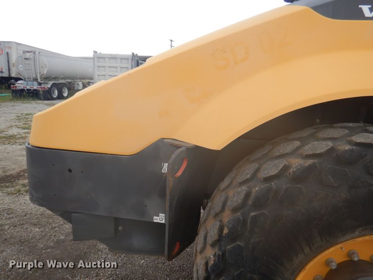 image for item DY9517 2014 Volvo SD115  vibratory single drum roller