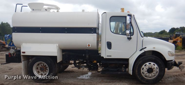 image for item DY9519 2007 Freightliner Business Class M2  tank truck