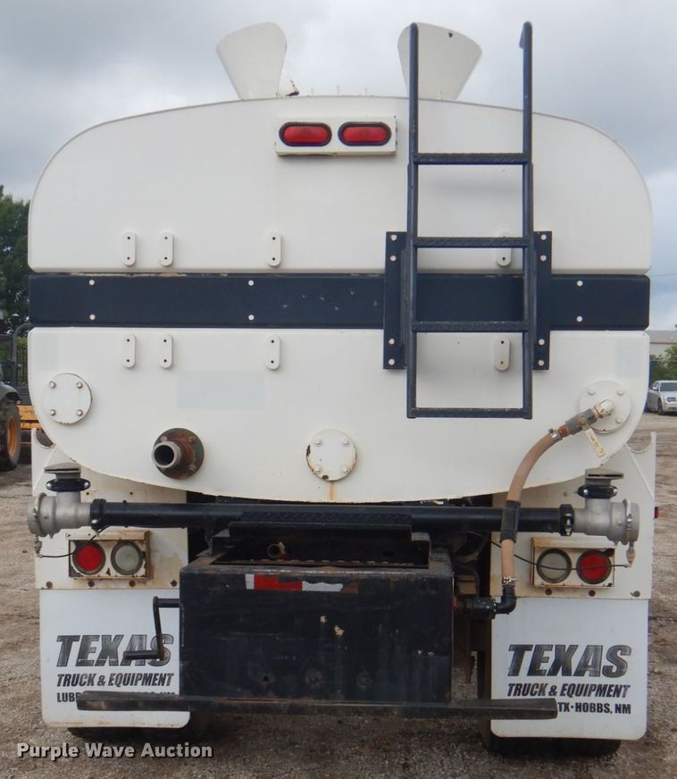 image for item DY9519 2007 Freightliner Business Class M2  tank truck