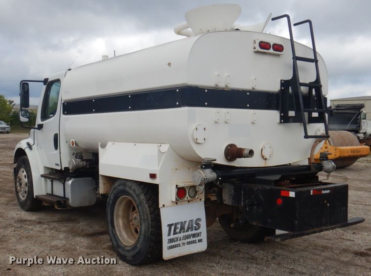image for item DY9519 2007 Freightliner Business Class M2  tank truck