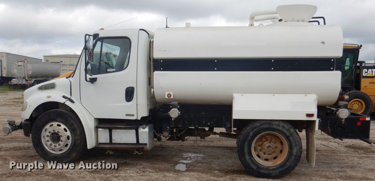 image for item DY9519 2007 Freightliner Business Class M2  tank truck