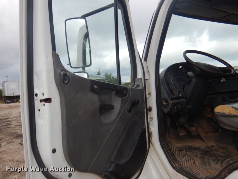 image for item DY9519 2007 Freightliner Business Class M2  tank truck