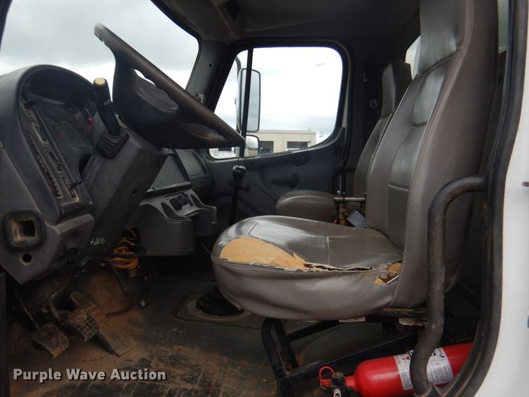 image for item DY9519 2007 Freightliner Business Class M2  tank truck