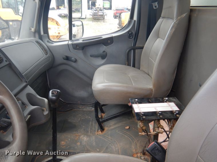 image for item DY9519 2007 Freightliner Business Class M2  tank truck