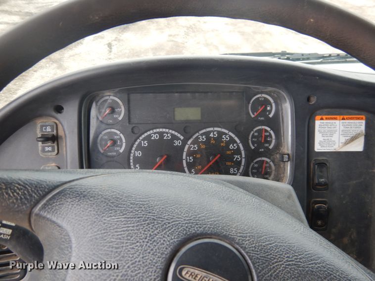 image for item DY9519 2007 Freightliner Business Class M2  tank truck