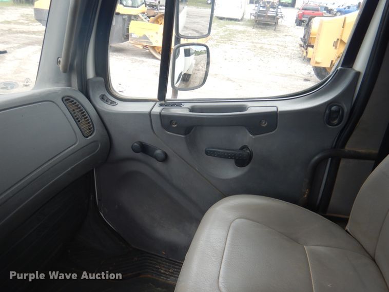 image for item DY9519 2007 Freightliner Business Class M2  tank truck