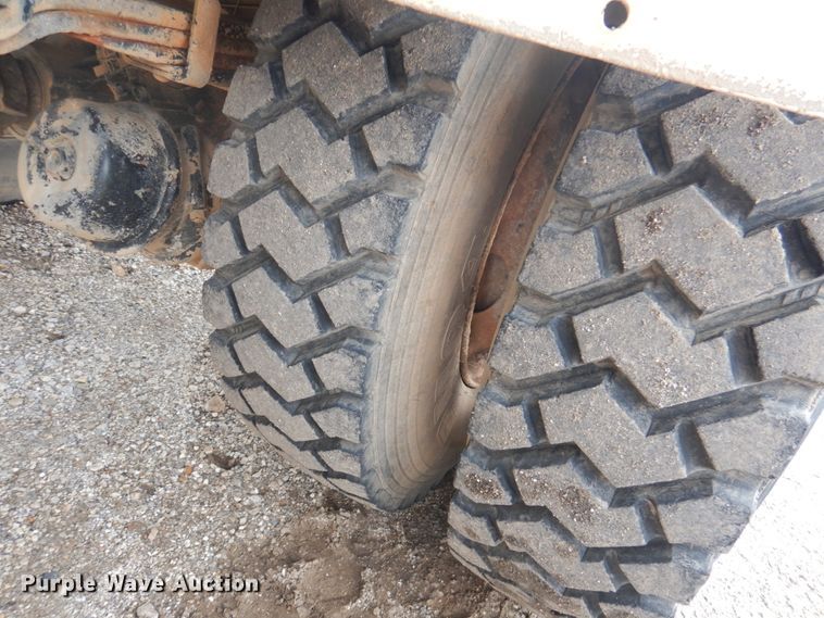 image for item DY9519 2007 Freightliner Business Class M2  tank truck