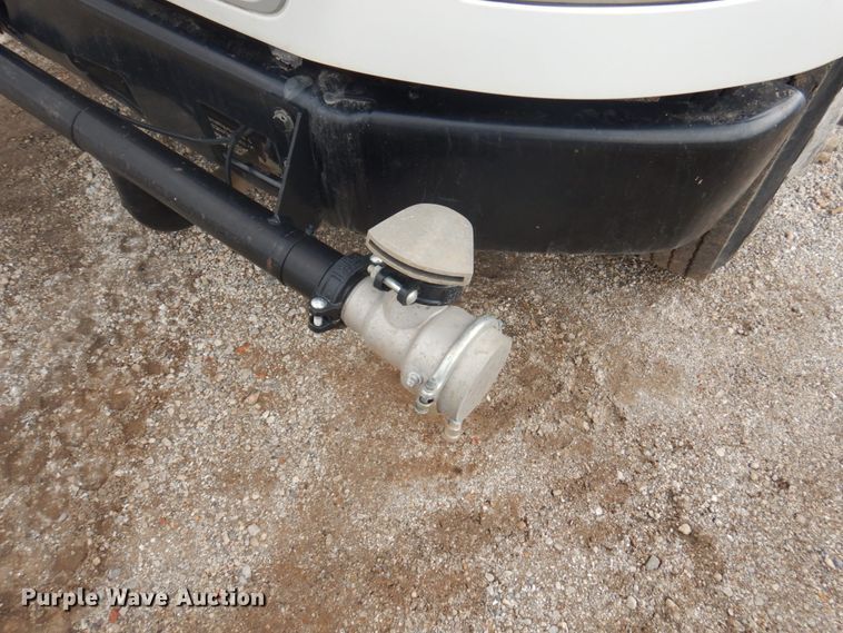 image for item DY9519 2007 Freightliner Business Class M2  tank truck