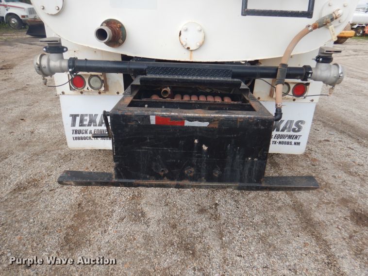 image for item DY9519 2007 Freightliner Business Class M2  tank truck