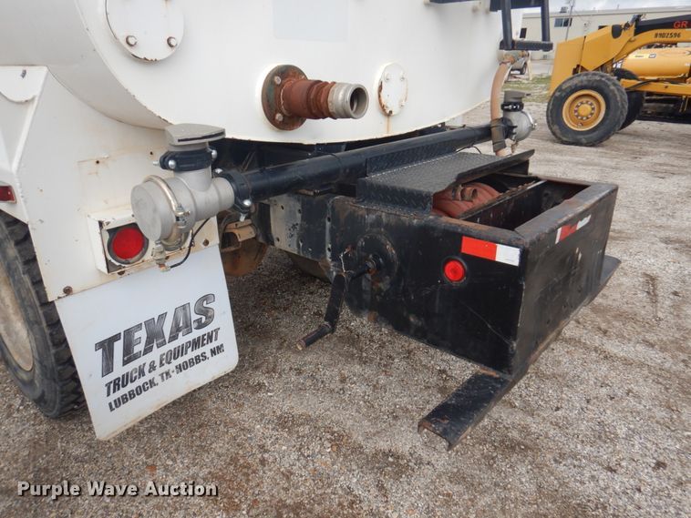 image for item DY9519 2007 Freightliner Business Class M2  tank truck