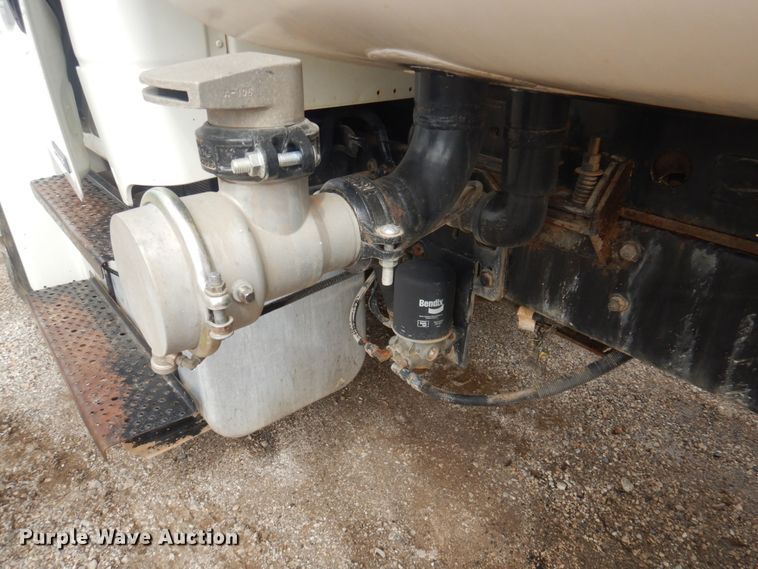 image for item DY9519 2007 Freightliner Business Class M2  tank truck