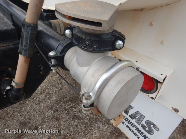 image for item DY9519 2007 Freightliner Business Class M2  tank truck