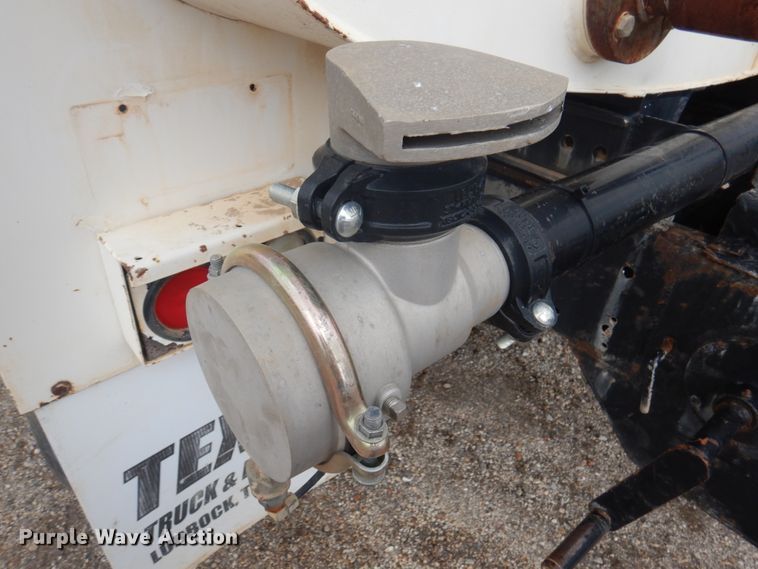 image for item DY9519 2007 Freightliner Business Class M2  tank truck