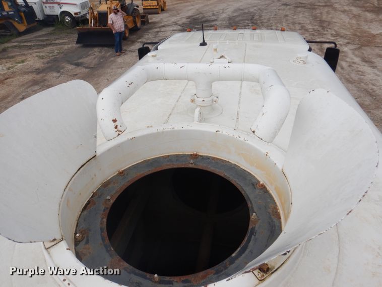 image for item DY9519 2007 Freightliner Business Class M2  tank truck