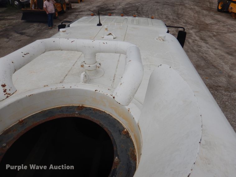 image for item DY9519 2007 Freightliner Business Class M2  tank truck