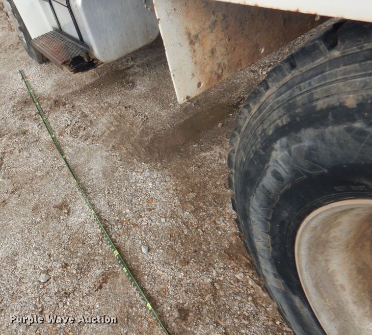 image for item DY9519 2007 Freightliner Business Class M2  tank truck