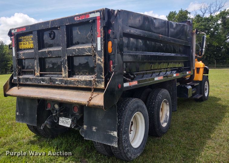 image for item EQ9391 2003 International 7400  dump truck