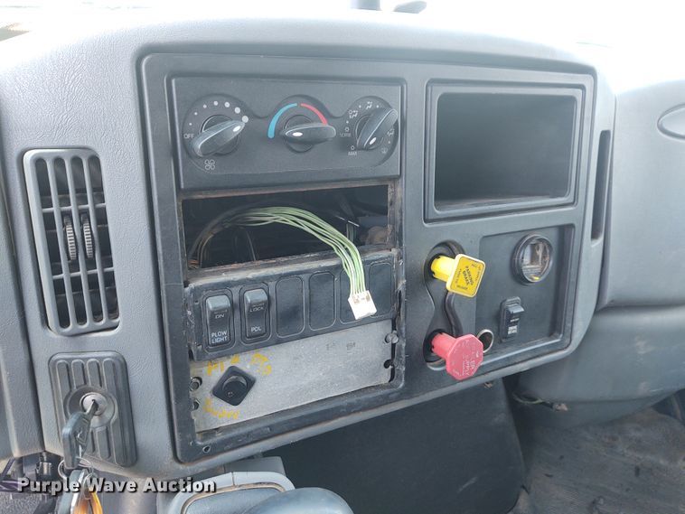 image for item EQ9391 2003 International 7400  dump truck