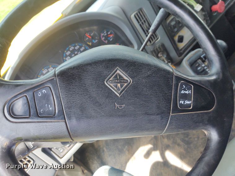 image for item EQ9391 2003 International 7400  dump truck