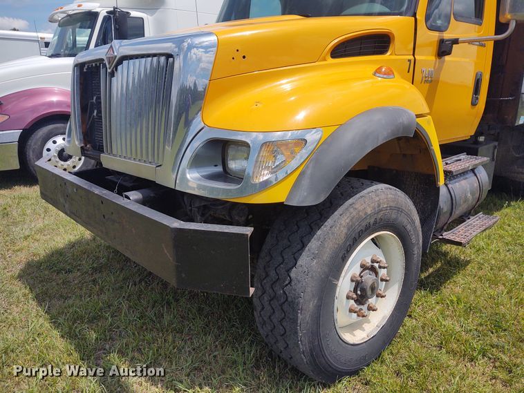 image for item EQ9391 2003 International 7400  dump truck