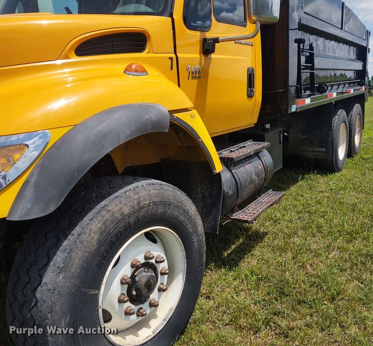 image for item EQ9391 2003 International 7400  dump truck