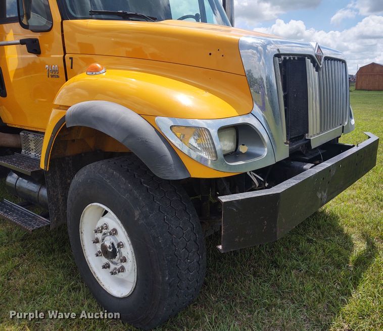 image for item EQ9391 2003 International 7400  dump truck