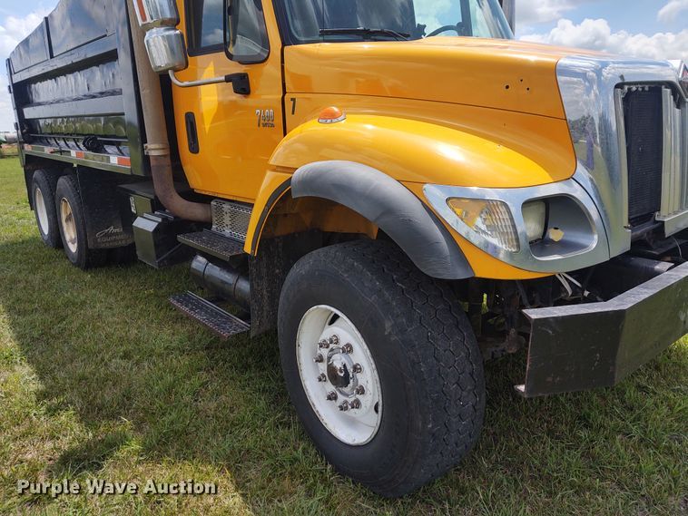 image for item EQ9391 2003 International 7400  dump truck