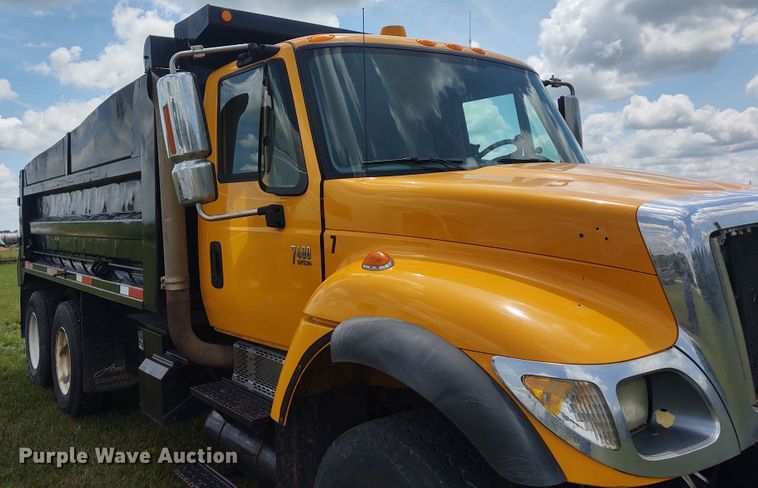 image for item EQ9391 2003 International 7400  dump truck