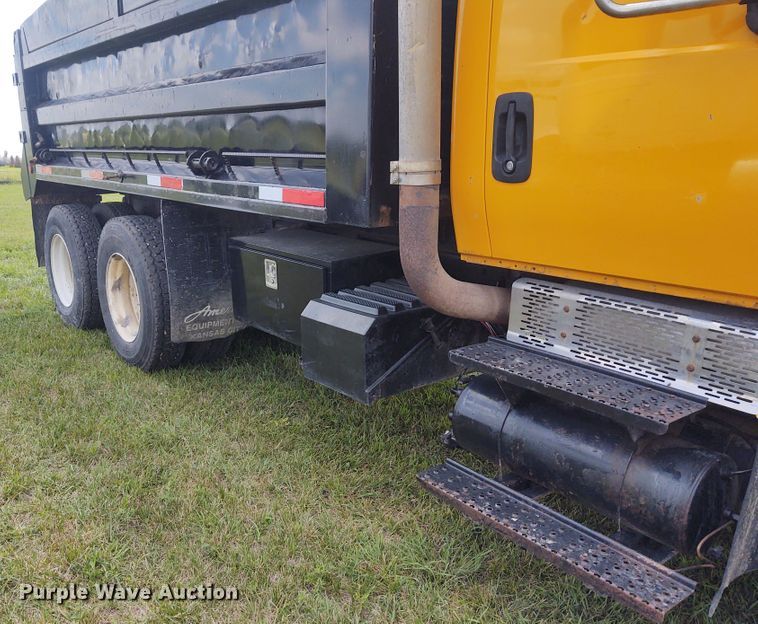 image for item EQ9391 2003 International 7400  dump truck