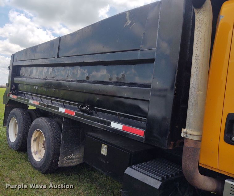 image for item EQ9391 2003 International 7400  dump truck