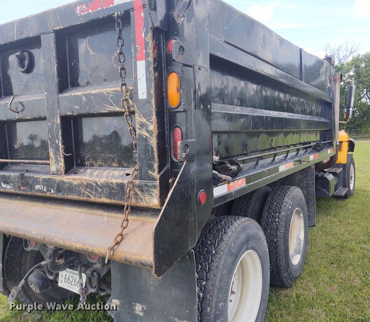 image for item EQ9391 2003 International 7400  dump truck