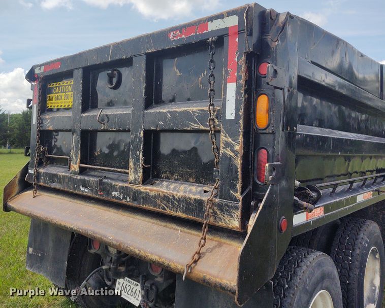 image for item EQ9391 2003 International 7400  dump truck