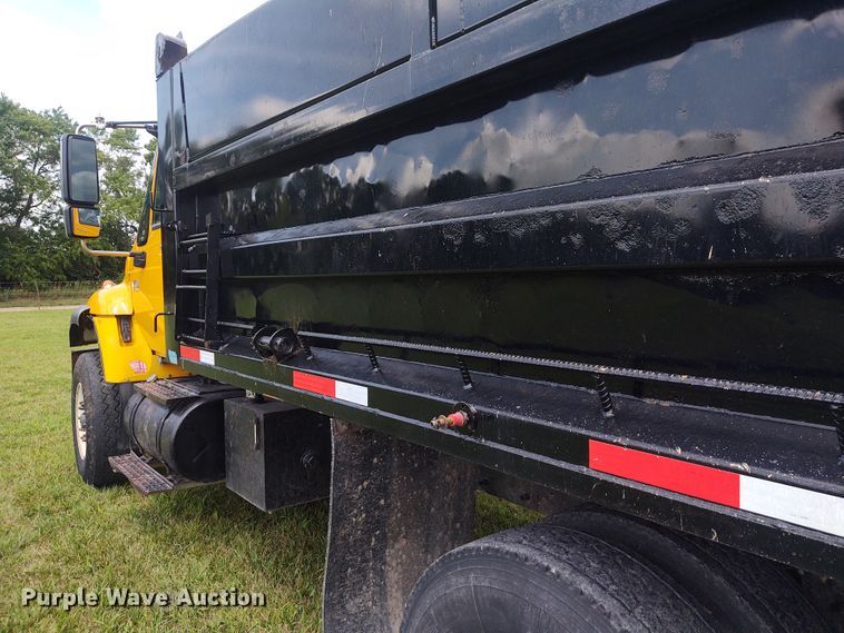 image for item EQ9391 2003 International 7400  dump truck