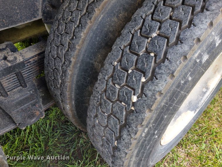 image for item EQ9391 2003 International 7400  dump truck