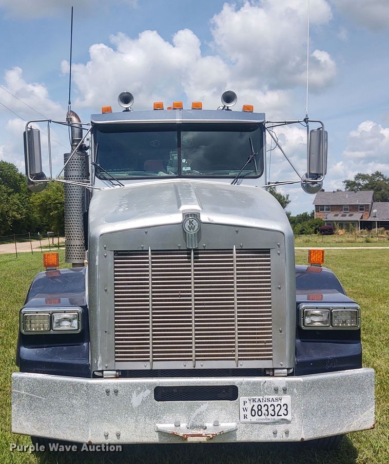image for item EQ9396 1997 Kenworth  semi truck