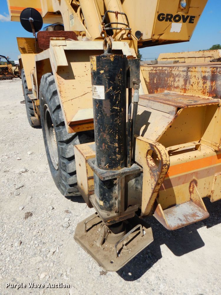 image for item FN9377 1982 Grove RT520 crane