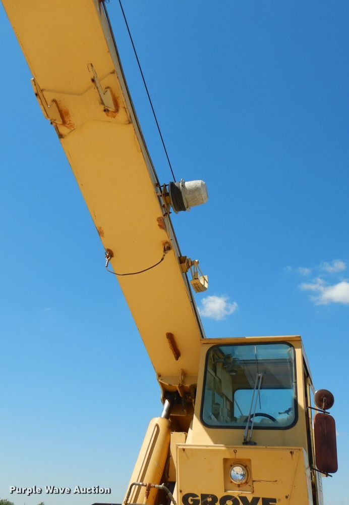 image for item FN9377 1982 Grove RT520 crane