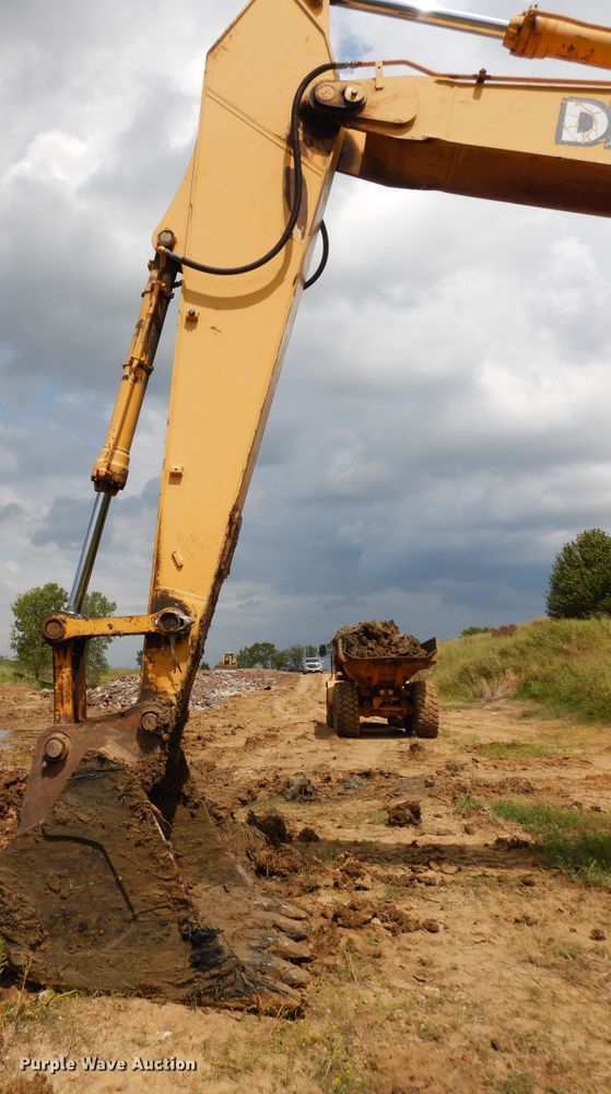 image for item FR9034 2002 John Deere 330C LC  excavator