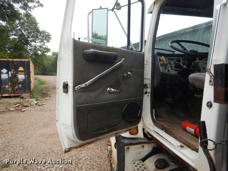 image for item FT9039 1993 Ford LTL9000  dump truck