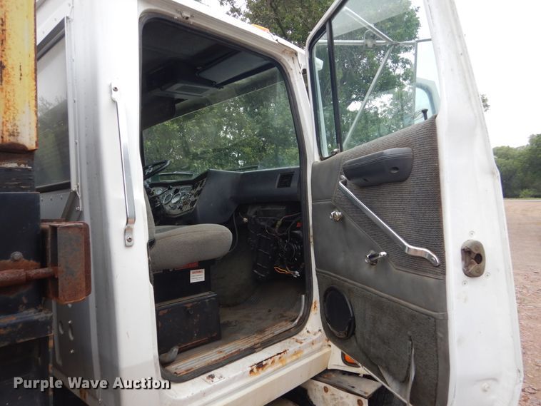 image for item FT9039 1993 Ford LTL9000  dump truck