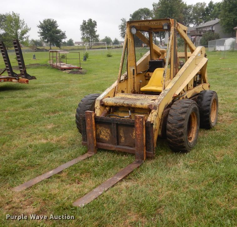 image for item FT9041 1976 New Holland L775  skid steer loader