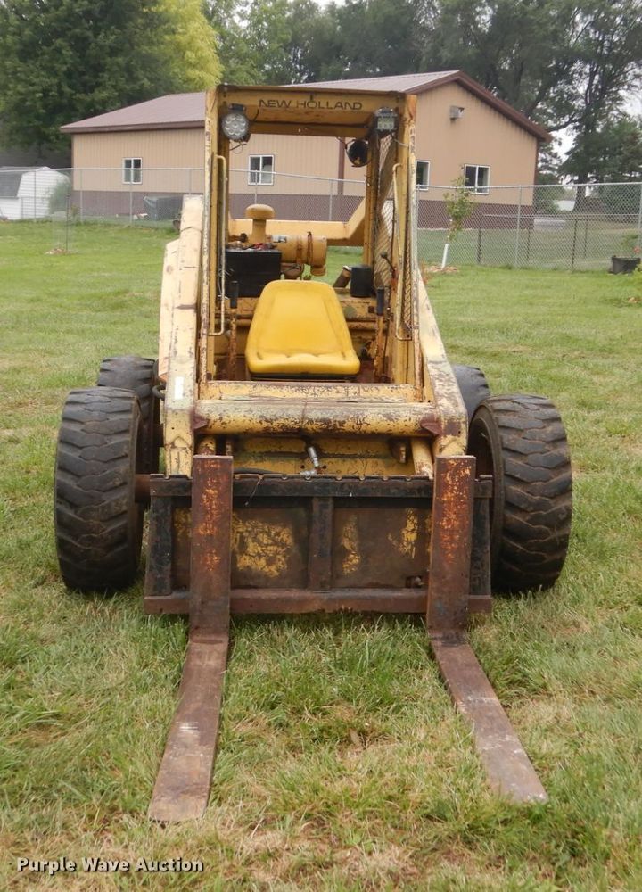 image for item FT9041 1976 New Holland L775  skid steer loader