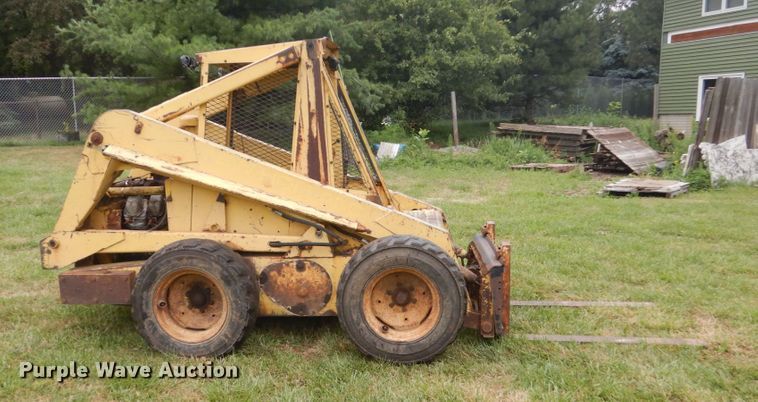 image for item FT9041 1976 New Holland L775  skid steer loader