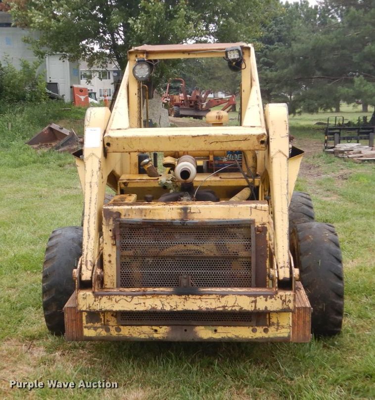 image for item FT9041 1976 New Holland L775  skid steer loader